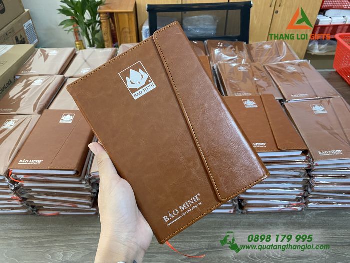 Quà tặng ngành Bảo hiểm Sổ tay dán gáy gập 3 Màu nâu Ép kim bạc logo Bảo hiểm Bảo Minh (15)