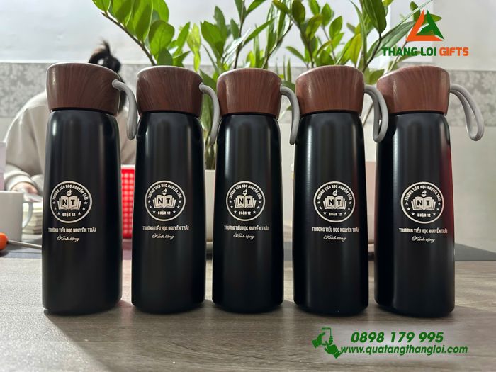 Bình Giữ Nhiệt Nắp Vân Gỗ Màu Đen - Khắc Logo Trường Tiểu Học Nguyễn Trãi