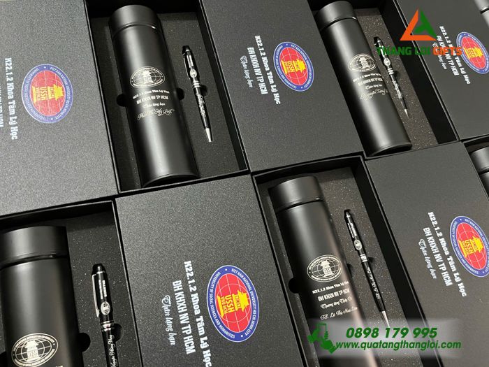 Combo Quà Tặng (Bình Giữ Nhiệt & Bút Ký) Màu Đen - In Khắc Logo Trường Đại Học KHXH&NV TP.HCM