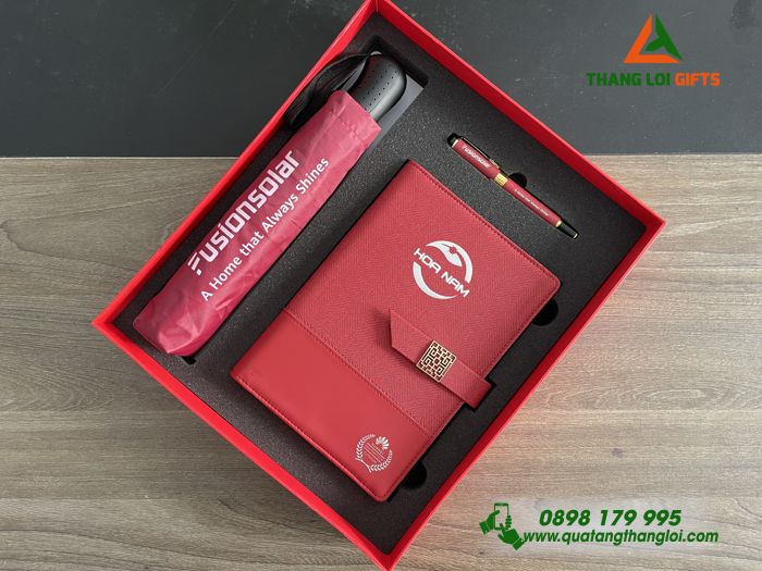 Bộ Quà Tặng Sang Trọng (Sổ Tay+ Bút Ký+ Ô Dù Cầm Tay) Màu Đỏ - In Khắc Logo FUSIONSOLAR