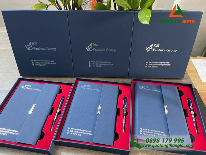 Bộ Quà Tặng (Sổ Tay & Bút Ký) Màu Xanh - In Khắc Logo Doanh Nghiệp RM Venture Group