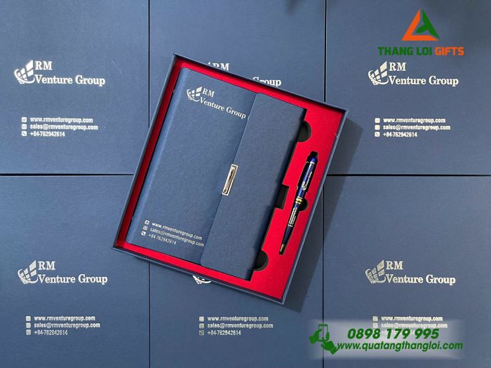 Bộ Quà Tặng (Sổ Tay & Bút Ký) Màu Xanh - In Khắc Logo Doanh Nghiệp RM Venture Group