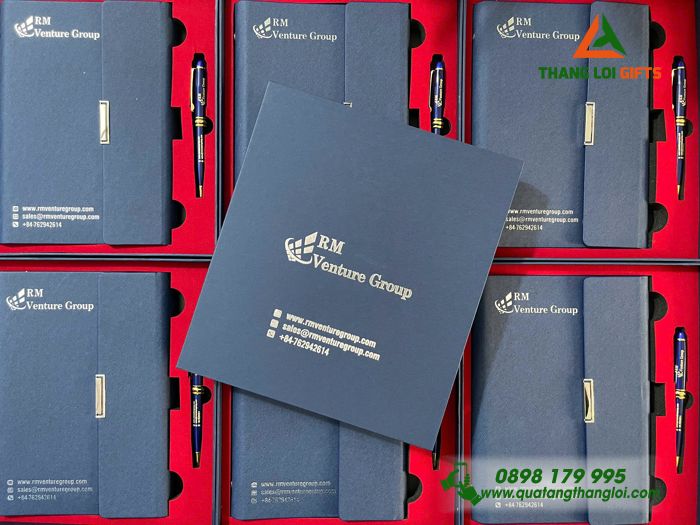 Bộ Quà Tặng (Sổ Tay & Bút Ký) Màu Xanh - In Khắc Logo Doanh Nghiệp RM Venture Group