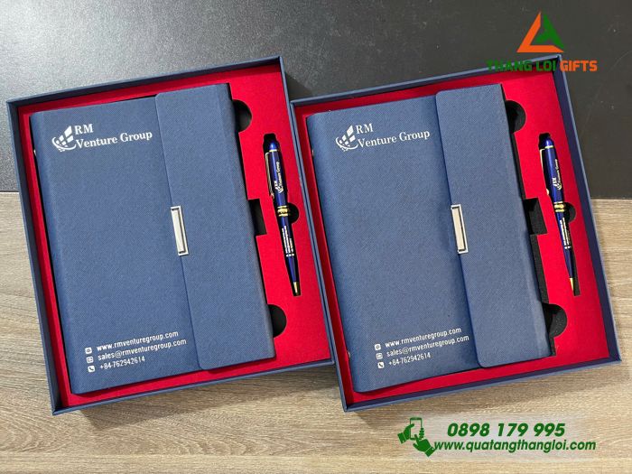 Bộ Quà Tặng (Sổ Tay & Bút Ký) Màu Xanh - In Khắc Logo Doanh Nghiệp RM Venture Group