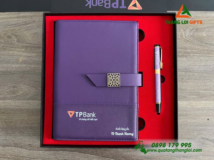 Combo Quà Tặng (Sổ Tay Bìa Còng & Bút Ký) Màu Tím - In Khắc Logo Ngân hàng Thương mại Cổ phần Tiên Phong TP Bank