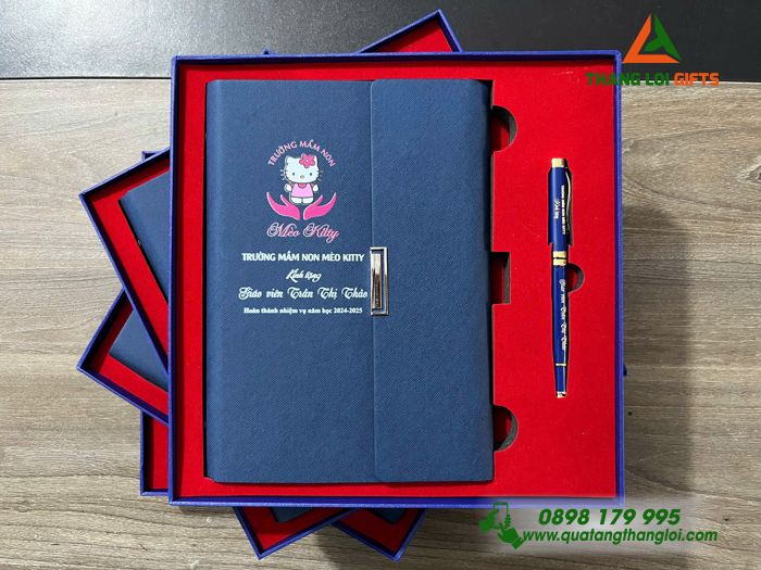 Giftset - Bộ Quà Tặng (Sổ Tay Gập 3 & Bút Ký) Màu Xanh - In Khắc Logo Trường Mầm Non Mèo Kitty