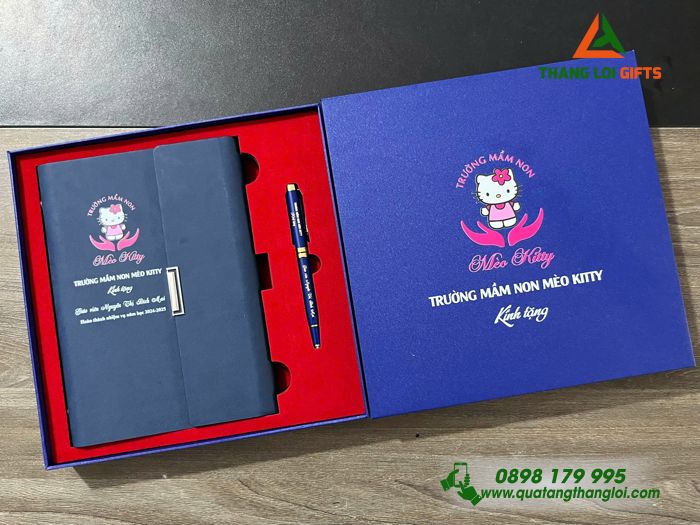 Giftset - Bộ Quà Tặng (Sổ Tay Gập 3 & Bút Ký) Màu Xanh - In Khắc Logo Trường Mầm Non Mèo Kitty
