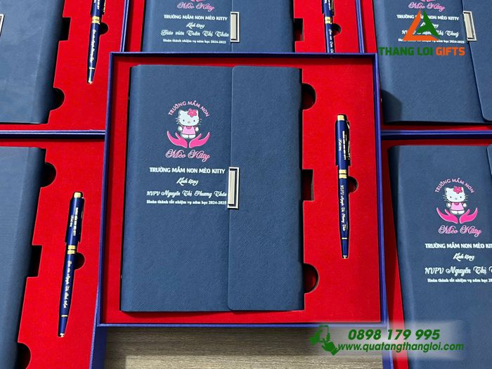 Giftset - Bộ Quà Tặng (Sổ Tay Gập 3 & Bút Ký) Màu Xanh - In Khắc Logo Trường Mầm Non Mèo Kitty