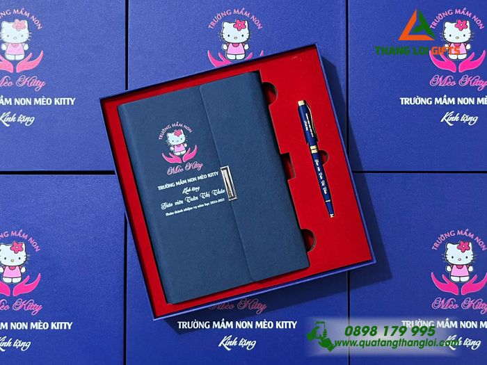Giftset - Bộ Quà Tặng (Sổ Tay Gập 3 & Bút Ký) Màu Xanh - In Khắc Logo Trường Mầm Non Mèo Kitty