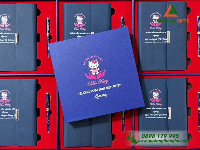 Giftset - Bộ Quà Tặng (Sổ Tay Gập 3 & Bút Ký) Màu Xanh - In Khắc Logo Trường Mầm Non Mèo Kitty