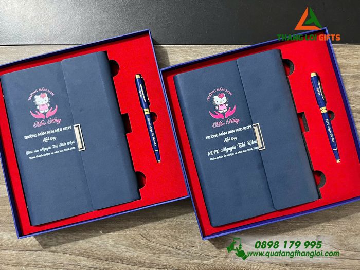 Giftset - Bộ Quà Tặng (Sổ Tay Gập 3 & Bút Ký) Màu Xanh - In Khắc Logo Trường Mầm Non Mèo Kitty