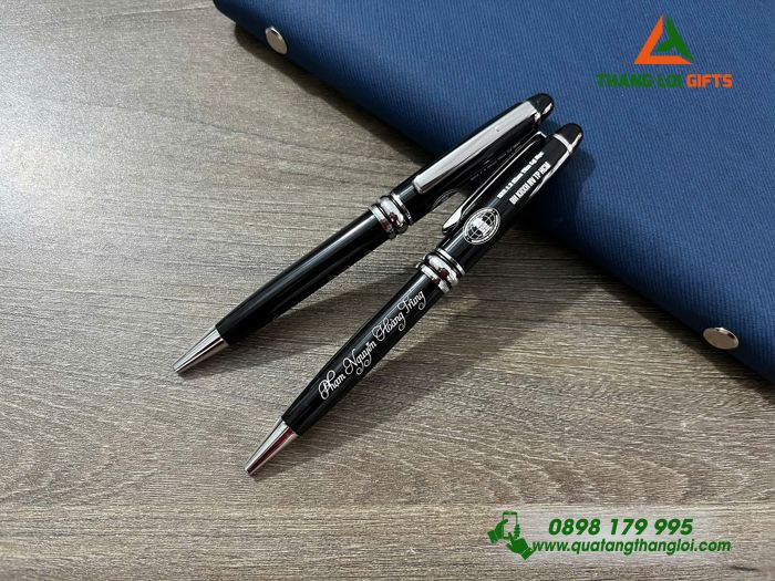 Bút Ký Kim Loại Xoay Màu Đen Khoen Bạc - Khắc Logo Trường ĐH KHXH & NV TP.Hồ Chí Minh