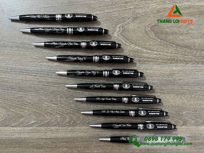 Bút Ký Kim Loại Xoay Màu Đen Khoen Bạc - Khắc Logo Trường ĐH KHXH & NV TP.Hồ Chí Minh