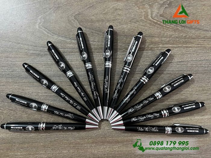 Bút Ký Kim Loại Xoay Màu Đen Khoen Bạc - Khắc Logo Trường ĐH KHXH & NV TP.Hồ Chí Minh