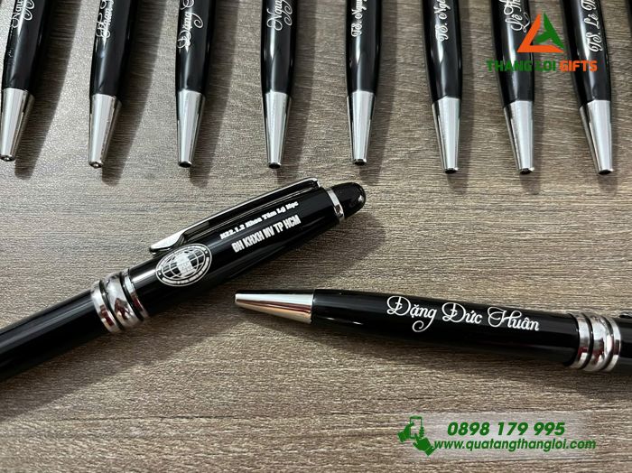 Bút Ký Kim Loại Xoay Màu Đen Khoen Bạc - Khắc Logo Trường ĐH KHXH & NV TP.Hồ Chí Minh