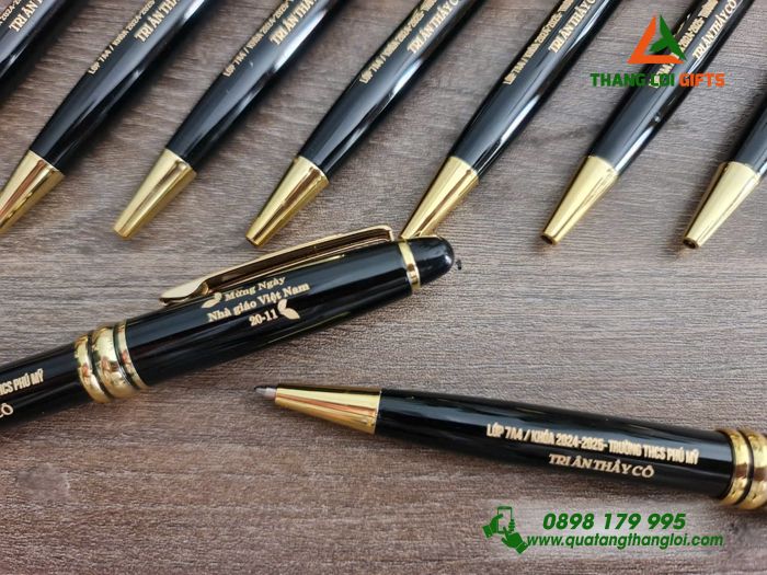 Bút Ký Kim Loại Xoay Màu Đen Khoen Vàng - Khắc Tên Trường THCS Phú Mỹ Làm Quà Tri Ân Thầy Cô