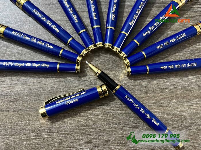 Bút Ký Kim Loại Màu Xanh Khoen Vàng - Khắc Tên Trường Mầm Non Mèo Kitty