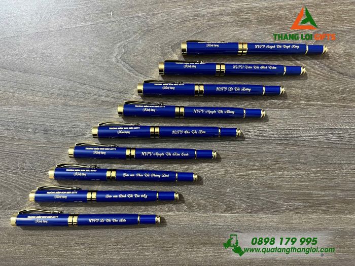 Bút Ký Kim Loại Màu Xanh Khoen Vàng - Khắc Tên Trường Mầm Non Mèo Kitty