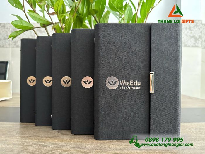 Sổ Tay Bìa Còng Gập 3 Màu Đen - Ép Kim Logo WisEdu