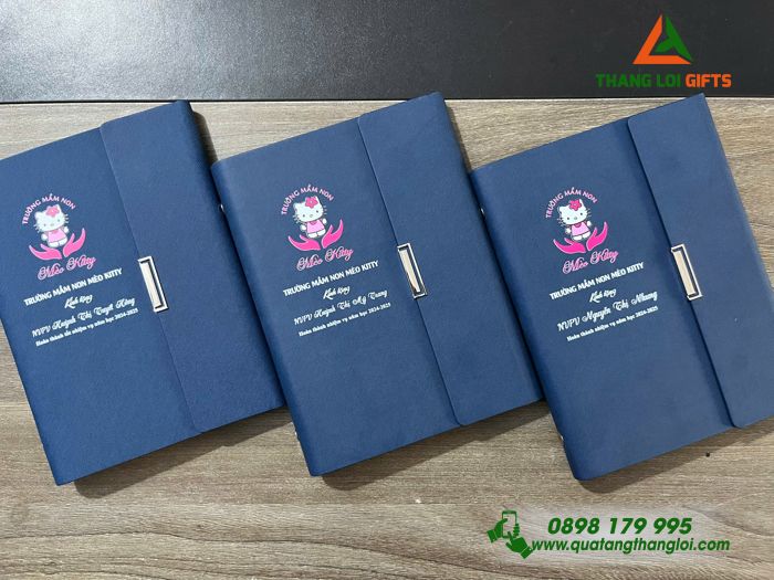 Sổ Tay Bìa Còng Gập 3 Màu Xanh - In Logo Trường Mầm Non Mèo Kitty
