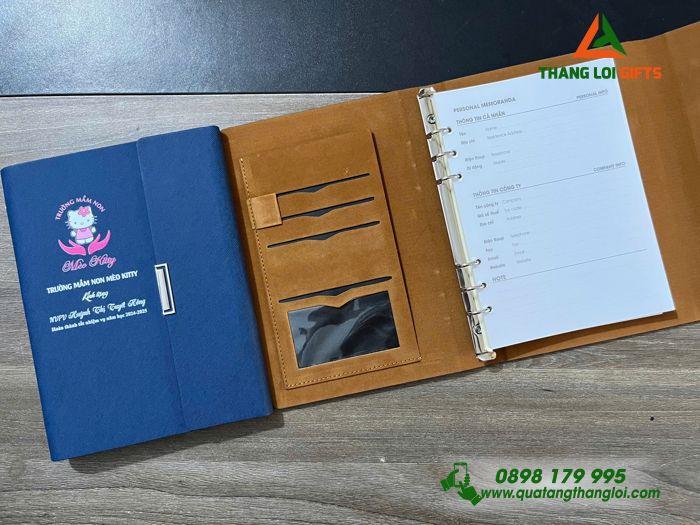 Sổ Tay Bìa Còng Gập 3 Màu Xanh - In Logo Trường Mầm Non Mèo Kitty