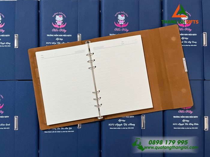 Sổ Tay Bìa Còng Gập 3 Màu Xanh - In Logo Trường Mầm Non Mèo Kitty