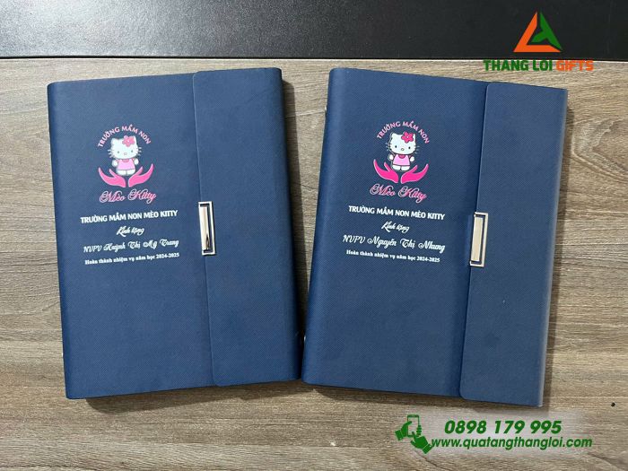 Sổ Tay Bìa Còng Gập 3 Màu Xanh - In Logo Trường Mầm Non Mèo Kitty