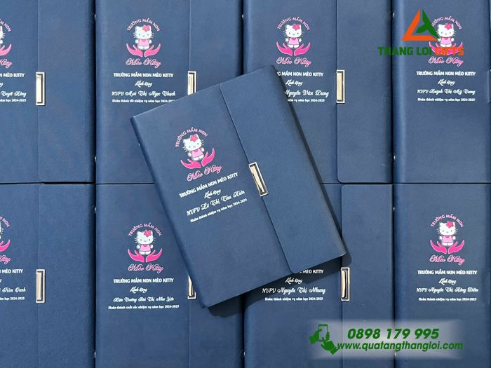 Sổ Tay Bìa Còng Gập 3 Màu Xanh - In Logo Trường Mầm Non Mèo Kitty
