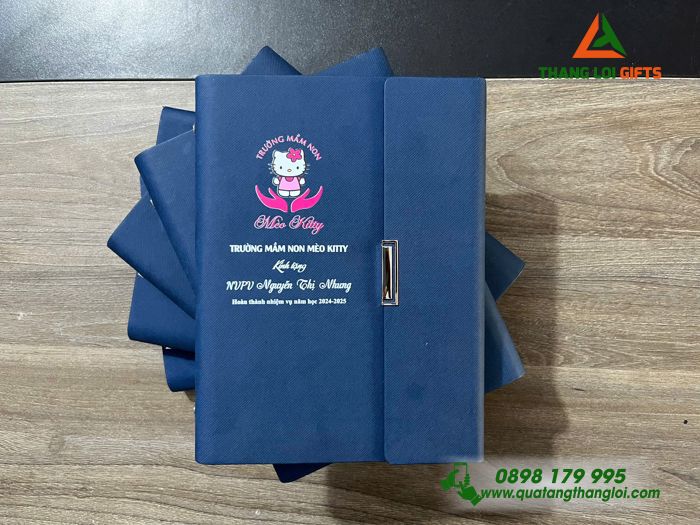 Sổ Tay Bìa Còng Gập 3 Màu Xanh - In Logo Trường Mầm Non Mèo Kitty