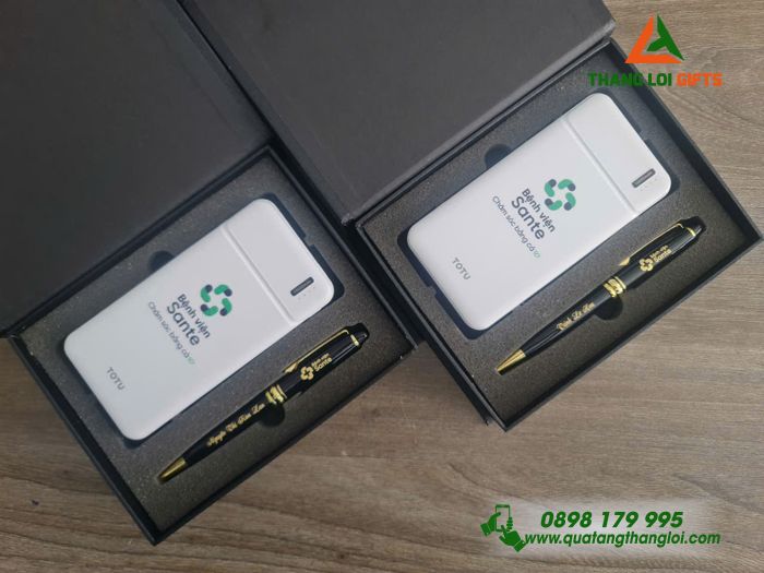 Combo Quà Tặng (Pin Sạc Dự Phòng Hoco & Bút Ký) - In Khắc Logo Bệnh Viện Sante