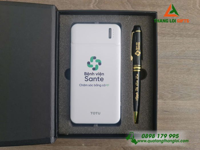 Combo Quà Tặng (Pin Sạc Dự Phòng Hoco & Bút Ký) - In Khắc Logo Bệnh Viện Sante