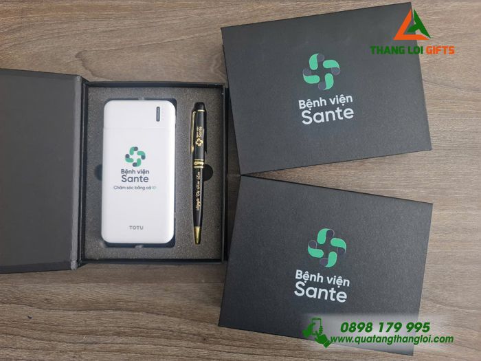 Combo Quà Tặng (Pin Sạc Dự Phòng Hoco & Bút Ký) - In Khắc Logo Bệnh Viện Sante