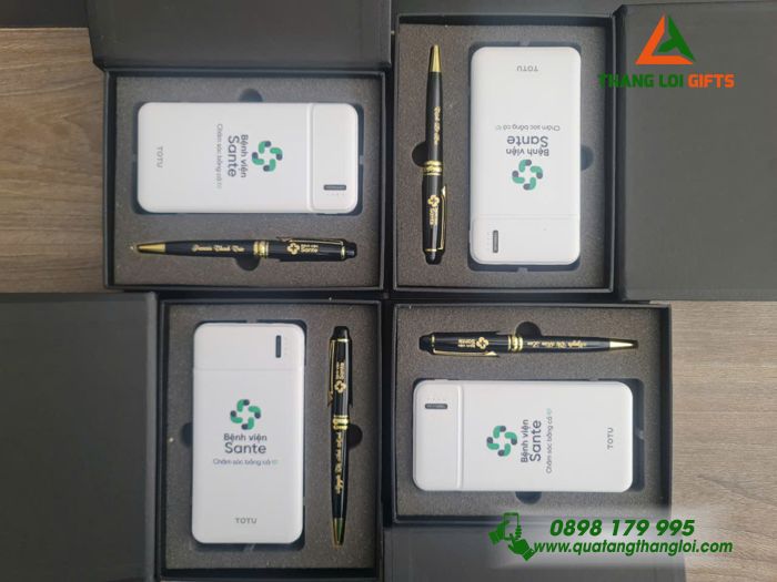 Combo Quà Tặng (Pin Sạc Dự Phòng Hoco & Bút Ký) - In Khắc Logo Bệnh Viện Sante