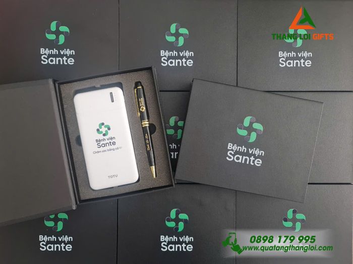 Combo Quà Tặng (Pin Sạc Dự Phòng Hoco & Bút Ký) - In Khắc Logo Bệnh Viện Sante