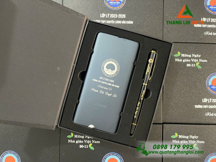 Combo Quà Tặng (Pin Sạc Dự Phòng Xiaomi & Bút Ký) - Khắc Logo Trường THPT Chuyên Lương Văn Chánh