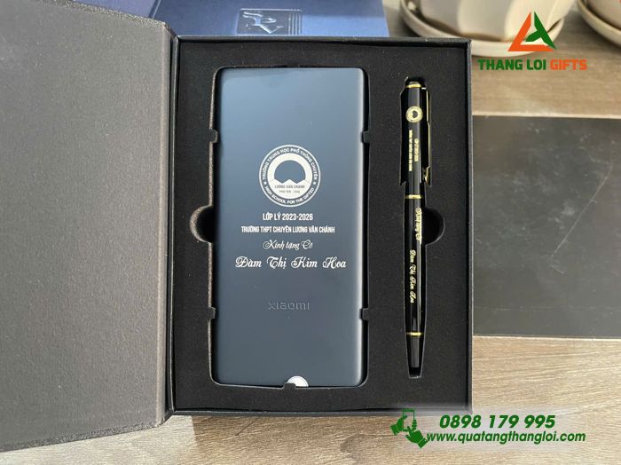 Combo Quà Tặng (Pin Sạc Dự Phòng Xiaomi & Bút Ký) - Khắc Logo Trường THPT Chuyên Lương Văn Chánh