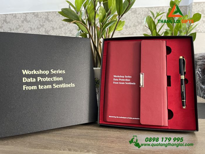 Set Quà Tặng (Sổ Tay Bìa Còng & Bút Ký) Màu Đỏ - In Khắc Nội Dung Làm Quà Tặng
