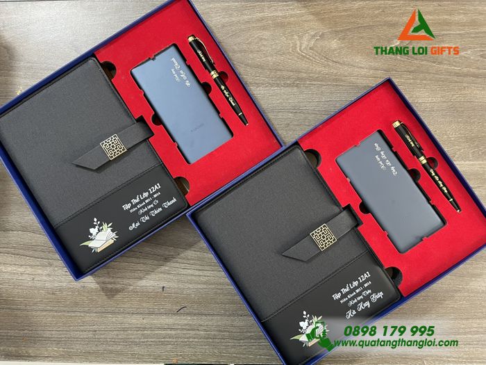 Bộ Quà Tặng (Sổ Tay+ Pin Sạc+ Bút Ký) - In Khắc Tên Tập Thể Lớp 12A1 Làm Quà Tri Ân Thầy Cô Giáo
