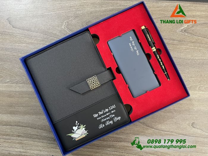 Bộ Quà Tặng (Sổ Tay+ Pin Sạc+ Bút Ký) - In Khắc Tên Tập Thể Lớp 12A1 Làm Quà Tri Ân Thầy Cô Giáo