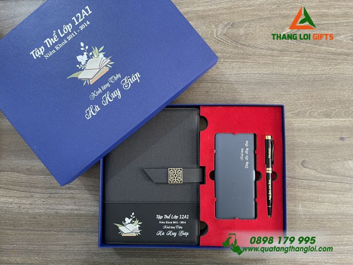 Bộ Quà Tặng (Sổ Tay+ Pin Sạc+ Bút Ký) - In Khắc Tên Tập Thể Lớp 12A1 Làm Quà Tri Ân Thầy Cô Giáo