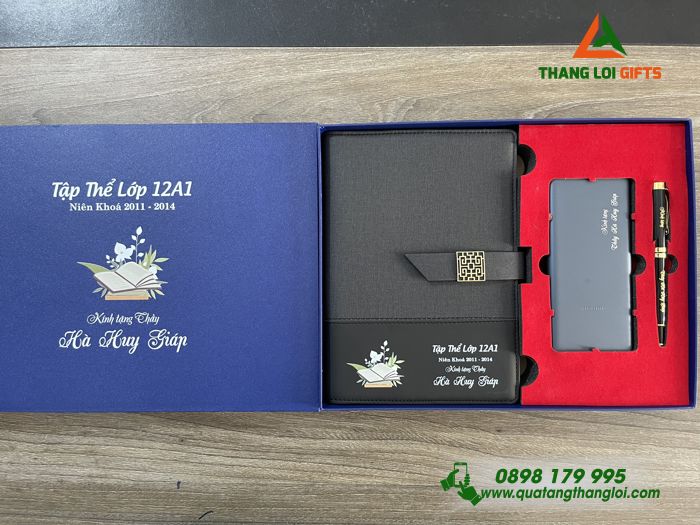 Bộ Quà Tặng (Sổ Tay+ Pin Sạc+ Bút Ký) - In Khắc Tên Tập Thể Lớp 12A1 Làm Quà Tri Ân Thầy Cô Giáo