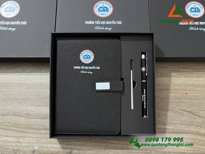Combo Quà Tặng (Sổ Tay Dán Gáy & Bút Ký) - In Khắc Logo Trường Tiểu Học Nguyễn Trãi