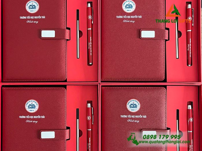 Combo Quà Tặng (Sổ Tay Dán Gáy & Bút Ký) - In Khắc Logo Trường Tiểu Học Nguyễn Trãi