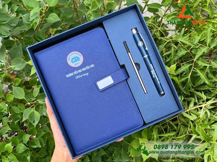 Combo Quà Tặng (Sổ Tay Dán Gáy & Bút Ký) - In Khắc Logo Trường Tiểu Học Nguyễn Trãi