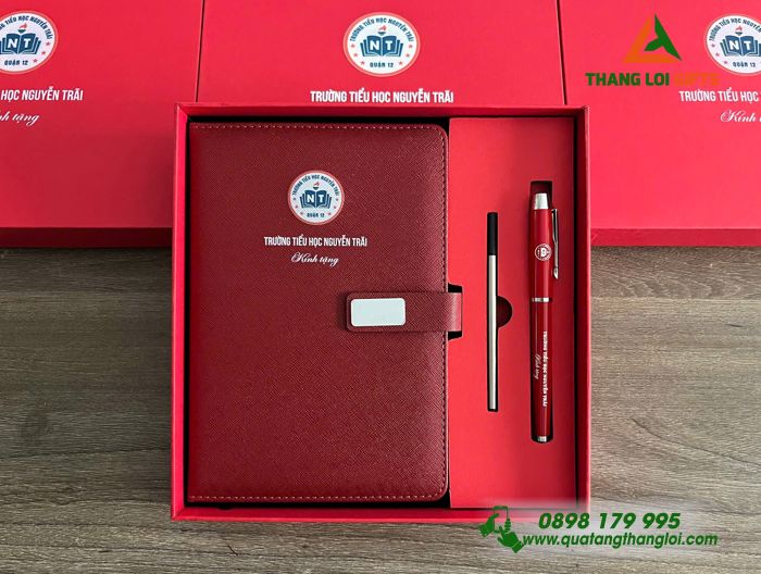Combo Quà Tặng (Sổ Tay Dán Gáy & Bút Ký) - In Khắc Logo Trường Tiểu Học Nguyễn Trãi