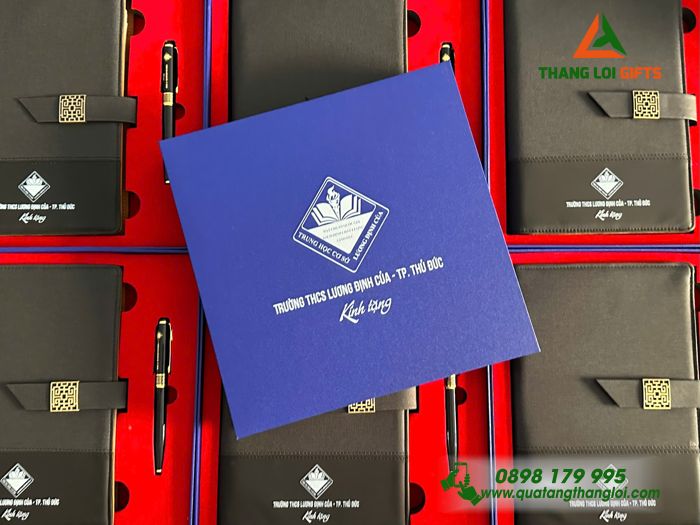 Bộ Quà Tặng (Sổ Tay Bìa Còng & Bút Ký) Màu Đen - In Khắc Logo Trường THCS Lương Định Của