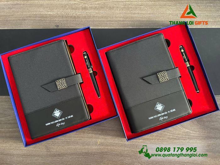 Bộ Quà Tặng (Sổ Tay Bìa Còng & Bút Ký) Màu Đen - In Khắc Logo Trường THCS Lương Định Của