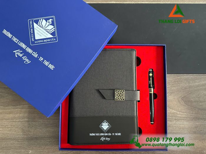 Bộ Quà Tặng (Sổ Tay Bìa Còng & Bút Ký) Màu Đen - In Khắc Logo Trường THCS Lương Định Của