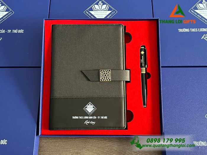 Bộ Quà Tặng (Sổ Tay Bìa Còng & Bút Ký) Màu Đen - In Khắc Logo Trường THCS Lương Định Của