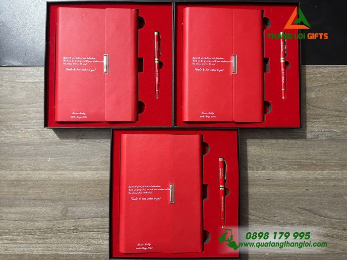 Set Quà Tặng (Sổ Tay Bìa Còng & Bút Ký) Màu Đỏ - In Khắc Nội Dung
